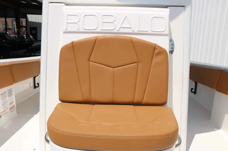Slide: The Image of Robalo R266 Cayman 2026 - 39