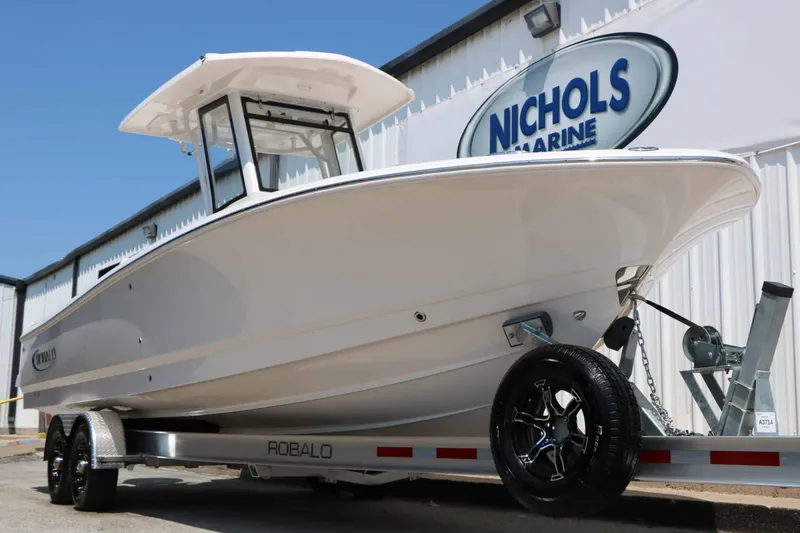 Slide: The Image of Robalo R266 Cayman 2026 - 8