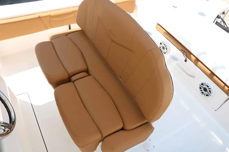 Slide: The Image of Robalo R266 Cayman 2026 - 66