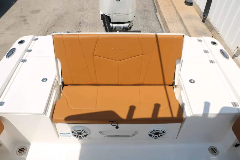 Slide: The Image of Robalo R266 Cayman 2026 - 46