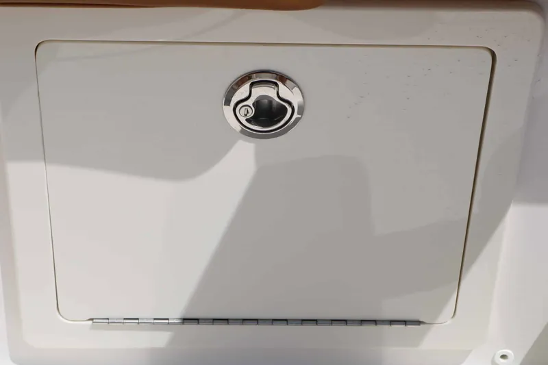 Slide: The Image of Robalo R266 Cayman 2026 - 41