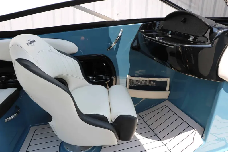 Slide: The Image of Stingray Boat Company 225 SE 2020 - 37