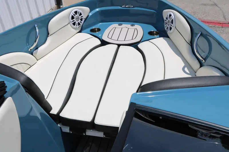 Slide: The Image of Stingray Boat Company 225 SE 2020 - 45