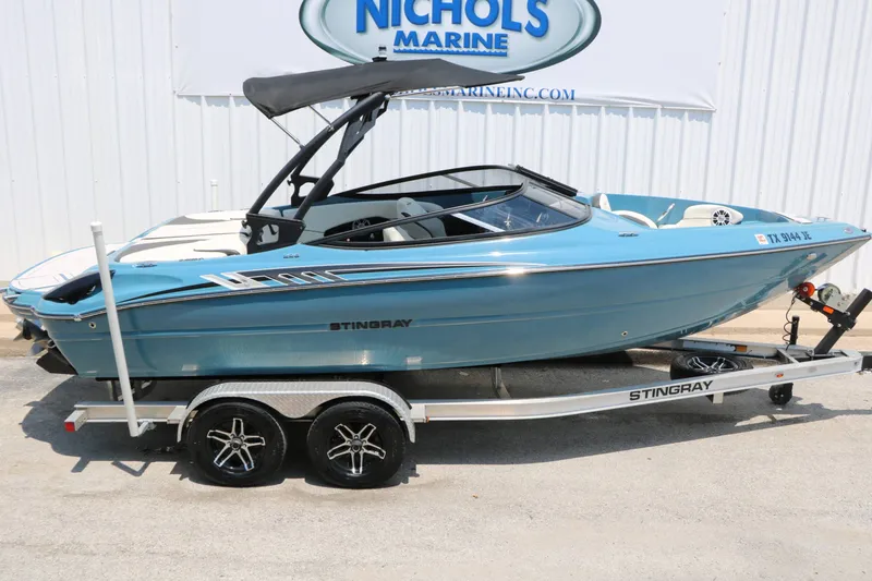 Slide: The Image of Stingray Boat Company 225 SE 2020 - 14