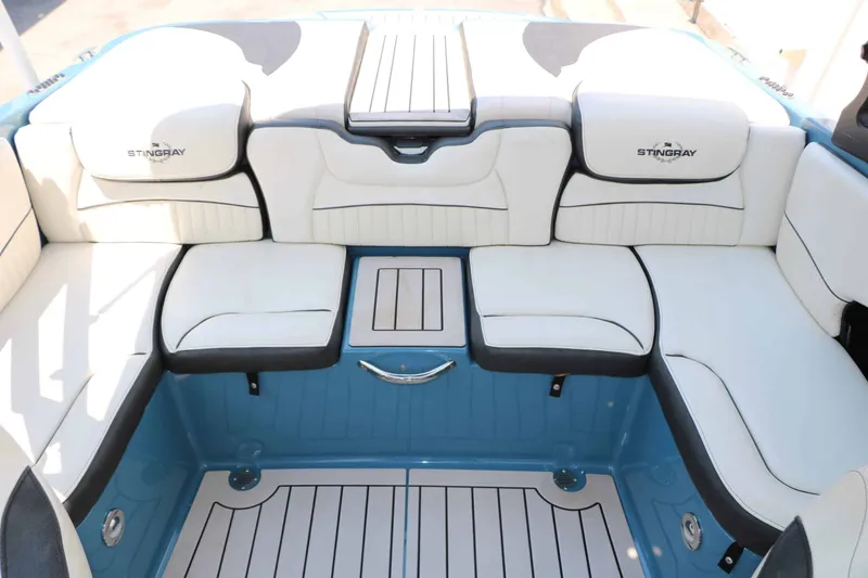 Slide: The Image of Stingray Boat Company 225 SE 2020 - 29