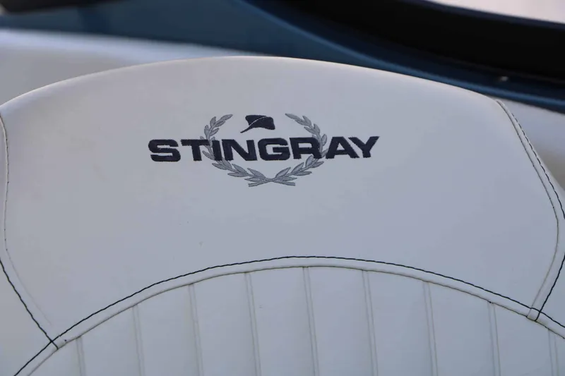 Slide: The Image of Stingray Boat Company 225 SE 2020 - 50