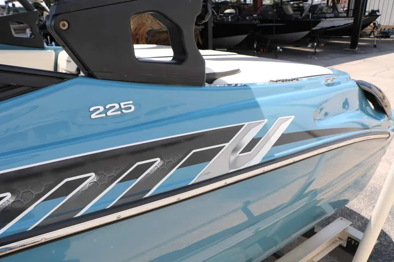 Slide: The Image of Stingray Boat Company 225 SE 2020 - 9