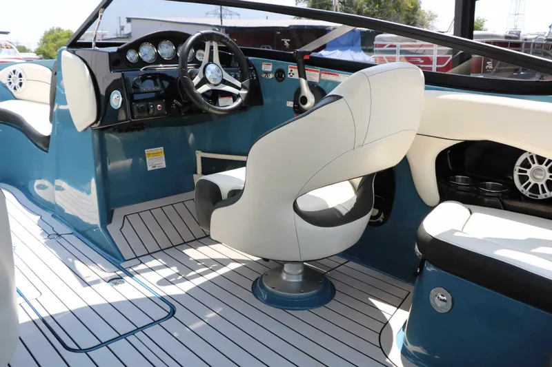Slide: The Image of Stingray Boat Company 225 SE 2020 - 33