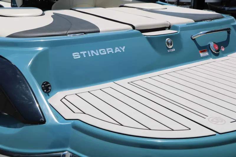 Slide: The Image of Stingray Boat Company 225 SE 2020 - 11