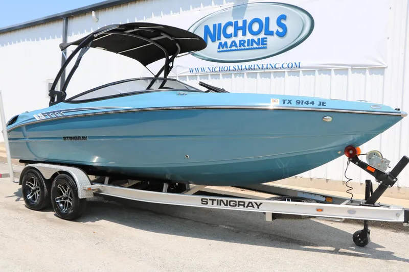 The Image of Stingray Boat Company 225 SE 2020 - 0