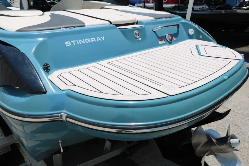 Slide: The Image of Stingray Boat Company 225 SE 2020 - 10