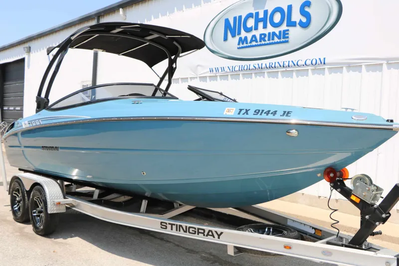 Slide: The Image of Stingray Boat Company 225 SE 2020 - 2