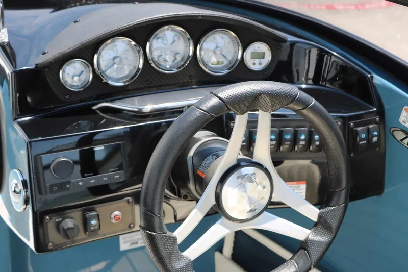 Slide: The Image of Stingray Boat Company 225 SE 2020 - 36