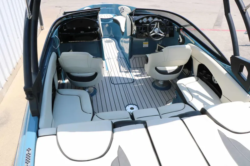 Slide: The Image of Stingray Boat Company 225 SE 2020 - 20
