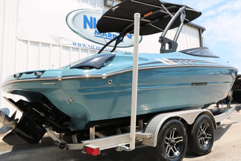 Slide: The Image of Stingray Boat Company 225 SE 2020 - 4
