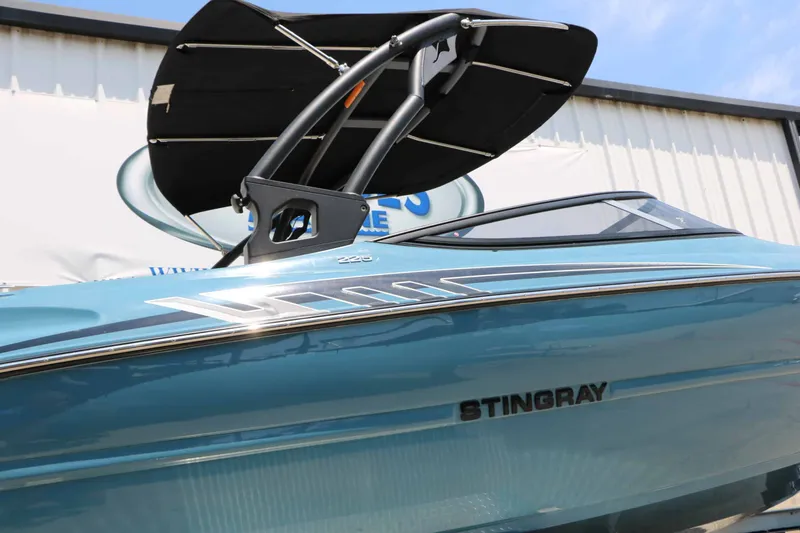 Slide: The Image of Stingray Boat Company 225 SE 2020 - 5