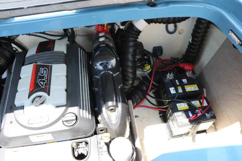 Slide: The Image of Stingray Boat Company 225 SE 2020 - 39