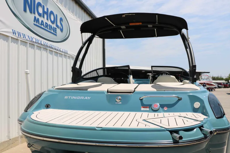 Slide: The Image of Stingray Boat Company 225 SE 2020 - 12