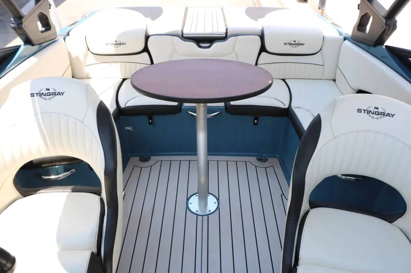 Slide: The Image of Stingray Boat Company 225 SE 2020 - 41