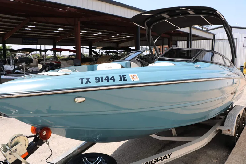 Slide: The Image of Stingray Boat Company 225 SE 2020 - 8