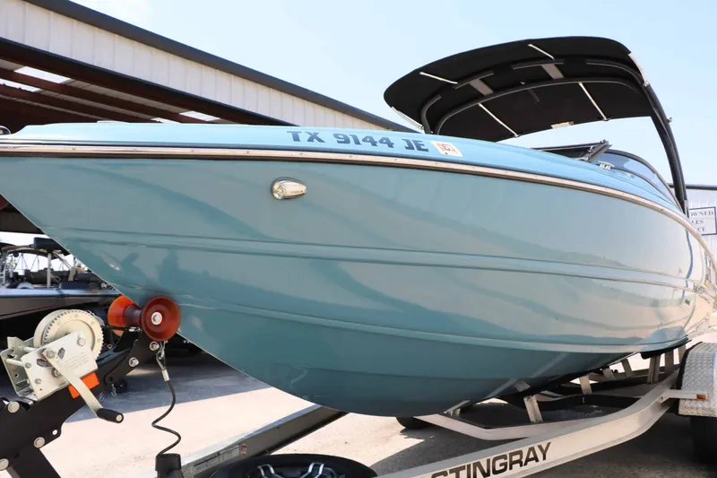 Slide: The Image of Stingray Boat Company 225 SE 2020 - 7