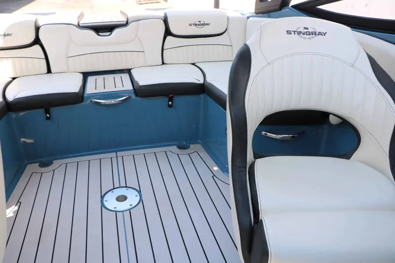 Slide: The Image of Stingray Boat Company 225 SE 2020 - 49