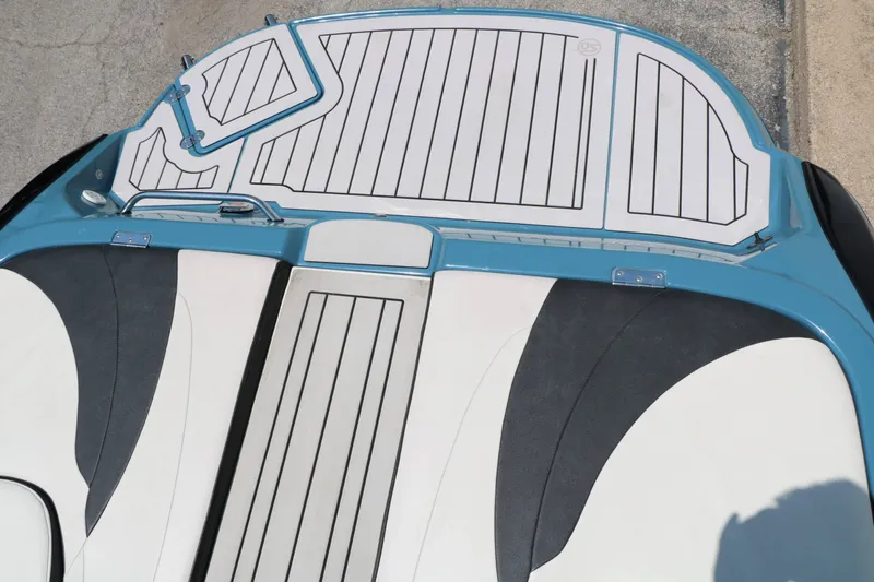 Slide: The Image of Stingray Boat Company 225 SE 2020 - 31