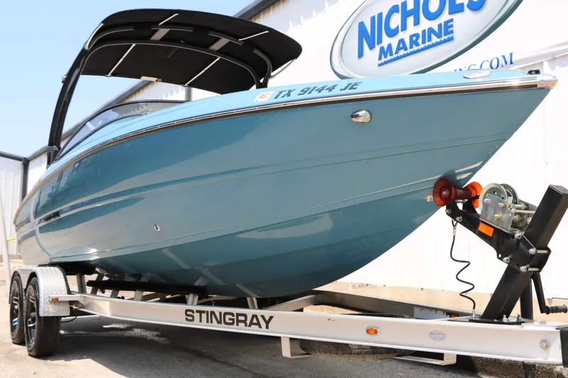 Slide: The Image of Stingray Boat Company 225 SE 2020 - 3