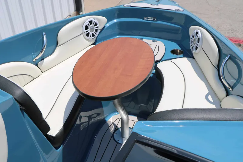 Slide: The Image of Stingray Boat Company 225 SE 2020 - 43