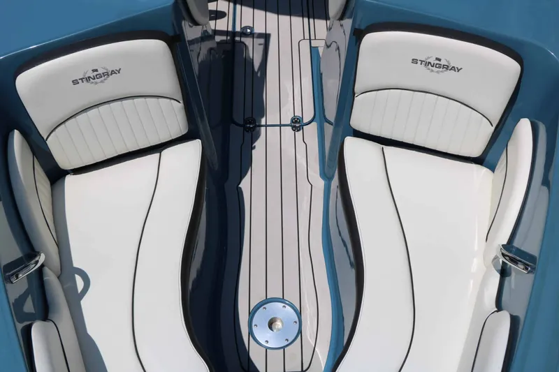 Slide: The Image of Stingray Boat Company 225 SE 2020 - 27