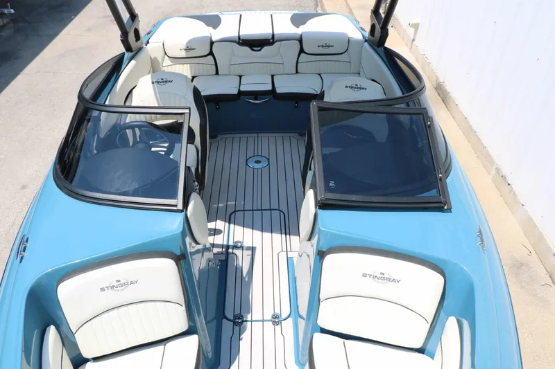 Slide: The Image of Stingray Boat Company 225 SE 2020 - 26