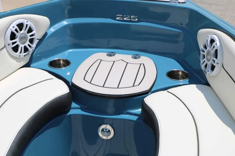 Slide: The Image of Stingray Boat Company 225 SE 2020 - 25