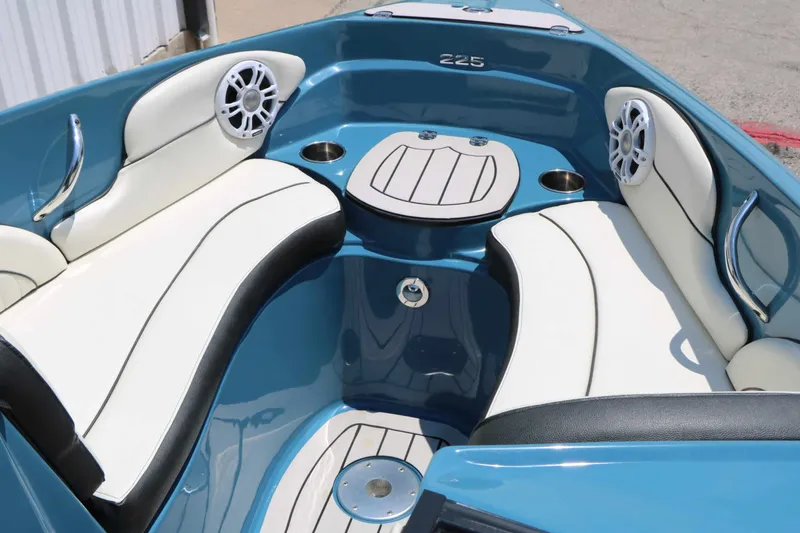 Slide: The Image of Stingray Boat Company 225 SE 2020 - 24