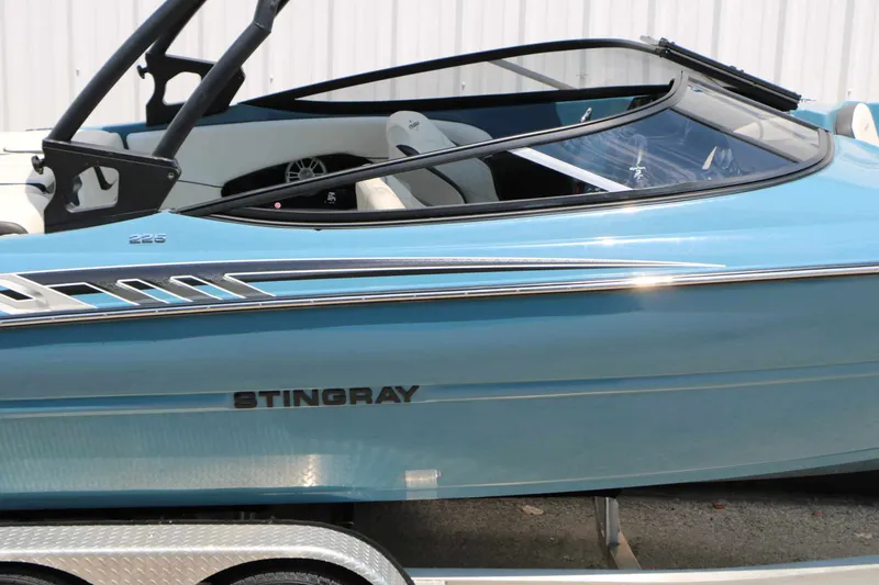 Slide: The Image of Stingray Boat Company 225 SE 2020 - 16