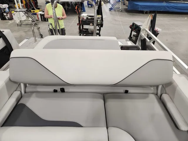 Slide: The Image of Avalon 2385 25 Venture 85 VRB 2026 - 14