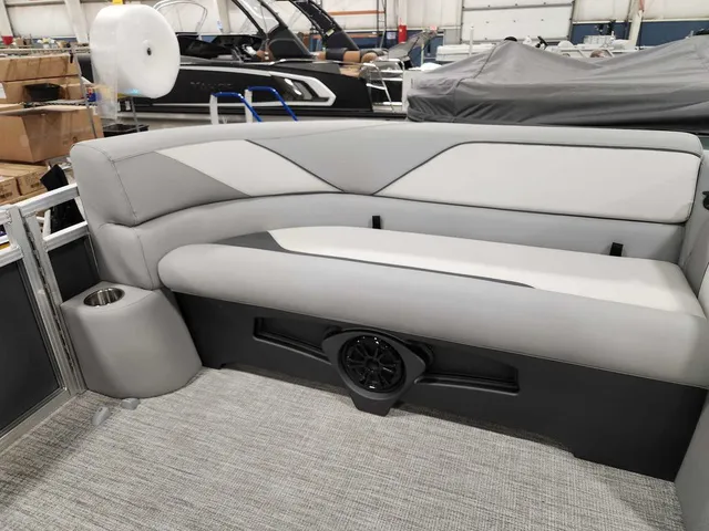 Slide: The Image of Avalon 2385 25 Venture 85 VRB 2026 - 15