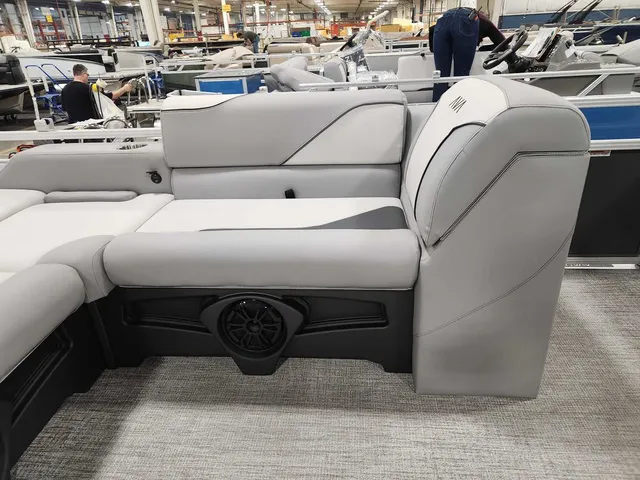 Slide: The Image of Avalon 2385 25 Venture 85 VRB 2026 - 8