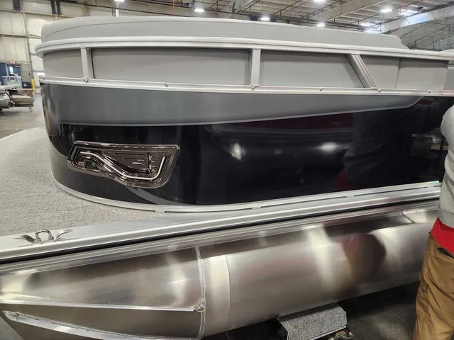 Slide: The Image of Avalon 2385 25 Venture 85 VRB 2026 - 2