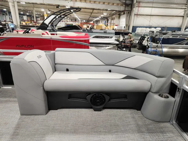 Slide: The Image of Avalon 2385 25 Venture 85 VRB 2026 - 8