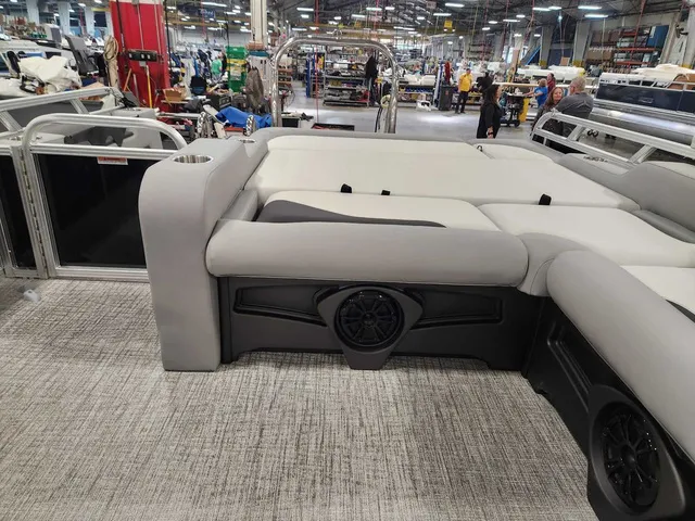 Slide: The Image of Avalon 2385 25 Venture 85 VRB 2026 - 9