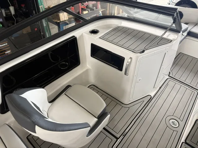 Slide: The Image of Yamaha 195S 2025 - 4