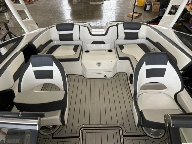Slide: The Image of Yamaha 195S 2025 - 3