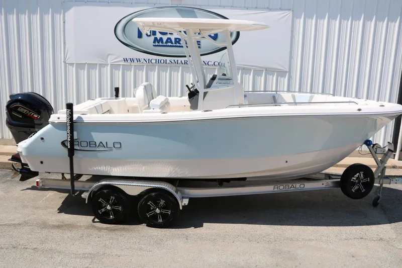 Slide: The Image of Robalo R230 Center Console 2026 - 9