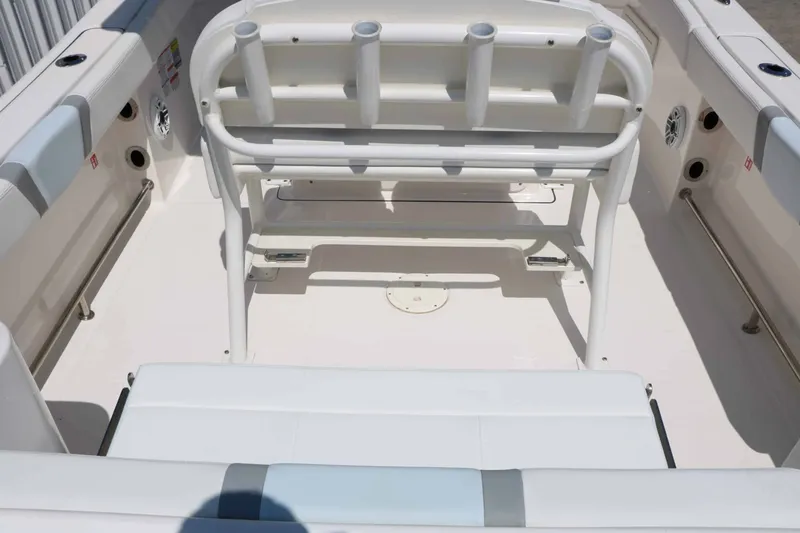 Slide: The Image of Robalo R230 Center Console 2026 - 31