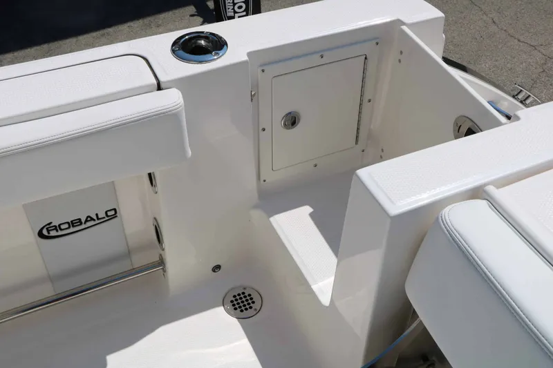 Slide: The Image of Robalo R230 Center Console 2026 - 37