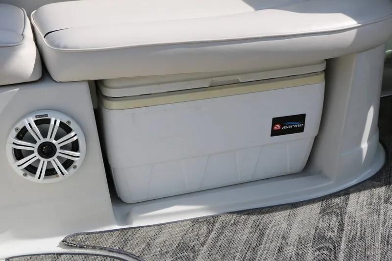 Slide: The Image of Crownline Boats 240 Ex 2004 - 37