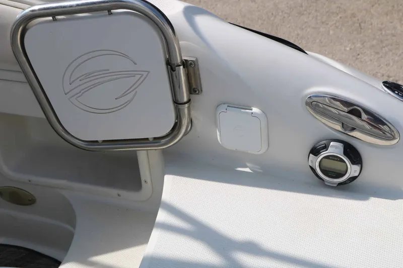Slide: The Image of Crownline Boats 240 Ex 2004 - 26