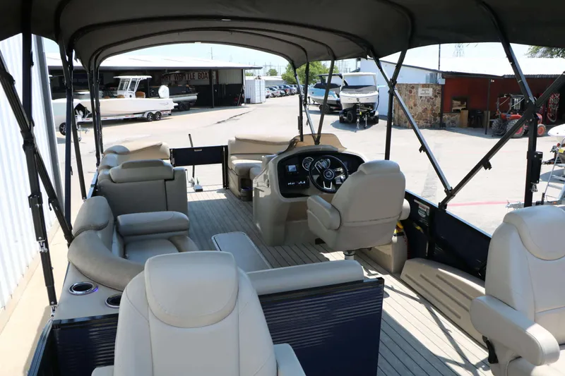 Slide: The Image of Avalon 2385 RF Catalina 2020 - 18