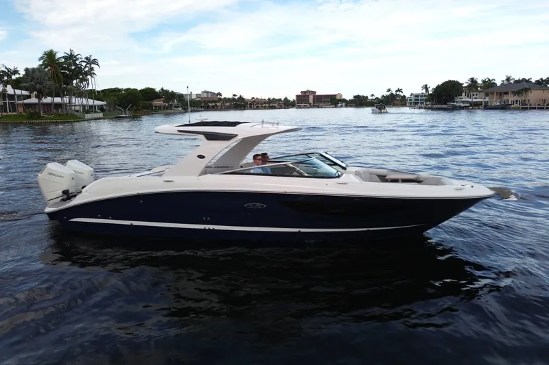 Slide: The Image of Sea Ray SLX 350 Outboard 2025 - 10