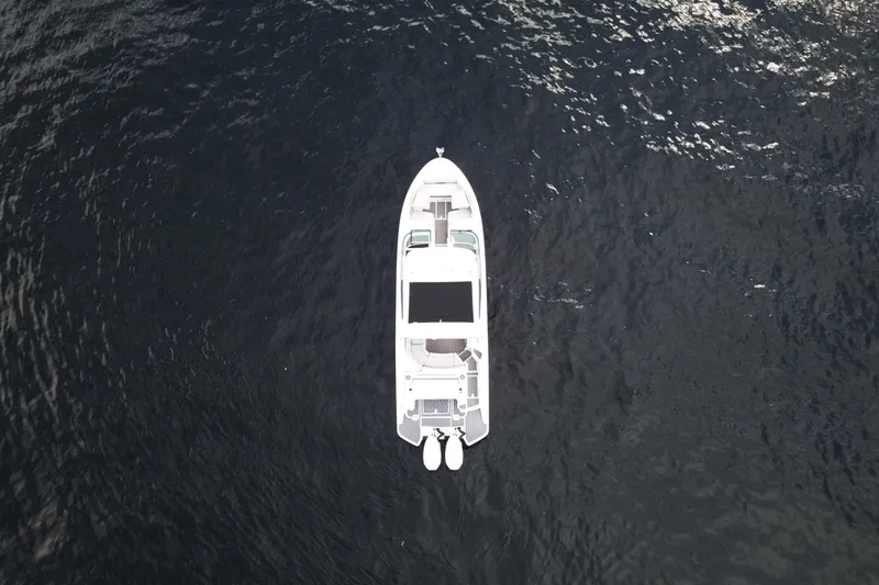 Slide: The Image of Sea Ray SLX 350 Outboard 2025 - 11